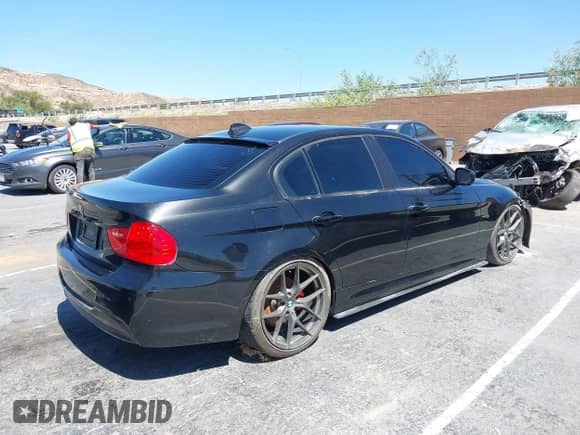 2010 BMW 3 Series 328i z VIN WBAPH5C5XAA439484, wystawiony jako IAAI lot #42719554 z przebiegiem 127 109 mil mil oraz . Historia ofert i sprzedaży dostępna na DreamBid. Obrazek 4.