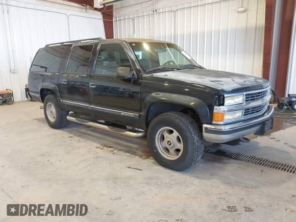 1996 Chevrolet Suburban z VIN 1GNGK26J3TJ332461, wystawiony jako IAAI lot #43541680 z przebiegiem 187 488 mil mil oraz . Historia ofert i sprzedaży dostępna na DreamBid. Obrazek 1.