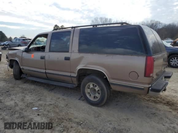 1996 Chevrolet Suburban with VIN 1GNEC16R0TJ376406, listed as a Copart auction lot 47040935 with 245,664 mi miles and Salvage title. Bid and sale history available at DreamBid. Image 2.