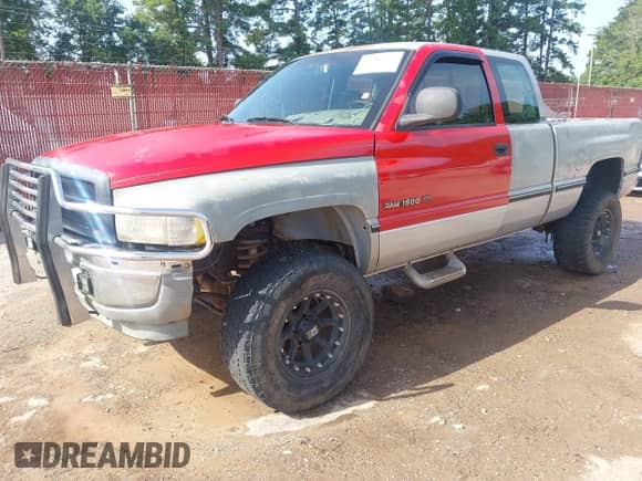 1996 Dodge 1500 z VIN 3B7HF13Z6TG109483, wystawiony jako IAAI lot #42765925 z przebiegiem 370 502 mil mil oraz . Historia ofert i sprzedaży dostępna na DreamBid. Obrazek 17.