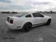 2008 Ford Mustang Deluxe z VIN 1ZVHT80N985173886, wystawiony jako Copart lot #70254335 z przebiegiem 206 558 mil mil oraz Szkoda całkowita • Salvage title. Historia ofert i sprzedaży dostępna na DreamBid. Obrazek 3.