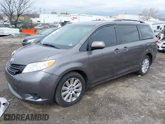 2013 Toyota Sienna LE z VIN 5TDJK3DC5DS066762, wystawiony jako IAAI lot #41907847 z przebiegiem 251 540 mil mil oraz . Historia ofert i sprzedaży dostępna na DreamBid. Obrazek 2.