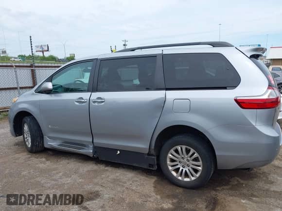 2016 Toyota Sienna XLE z VIN 5TDYK3DCXGS697249, wystawiony jako IAAI lot #42153128 z przebiegiem 54 824 mil mil oraz . Historia ofert i sprzedaży dostępna na DreamBid. Obrazek 14.