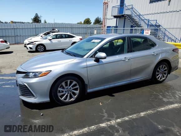 2022 Toyota Camry LE с VIN 4T1C11AK7NU667353, выставлен на аукционе Copart как лот 61006925 с пробегом 65 580 миль миль и Чистый • Clean title. История ставок и продаж доступна на DreamBid. Изображение 1.