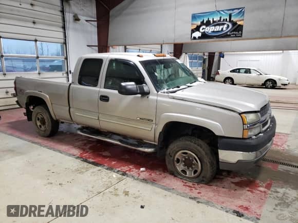 2004 Chevrolet Silverado 2500HD LT z VIN 1GCHK29G84E401927, wystawiony jako Copart lot #87168474 z przebiegiem 137 414 mil mil oraz Szkoda całkowita • Salvage title. Historia ofert i sprzedaży dostępna na DreamBid. Obrazek 4.