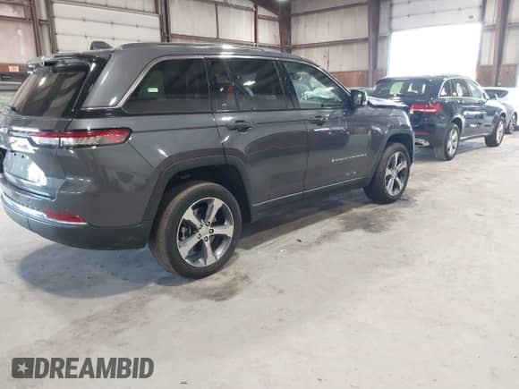 2022 Jeep Grand Cherokee with VIN 1C4RJYB65N8758560, listed as a IAAI auction lot 42182021 with 28,096 mi miles and . Bid and sale history available at DreamBid. Image 4.