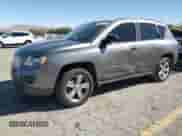 2012 Jeep Compass Sport z VIN 1C4NJCBA0CD618121, wystawiony jako Copart lot #84818275 z przebiegiem 170 126 mil mil oraz Szkoda całkowita • Salvage title. Historia ofert i sprzedaży dostępna na DreamBid. Obrazek 1.