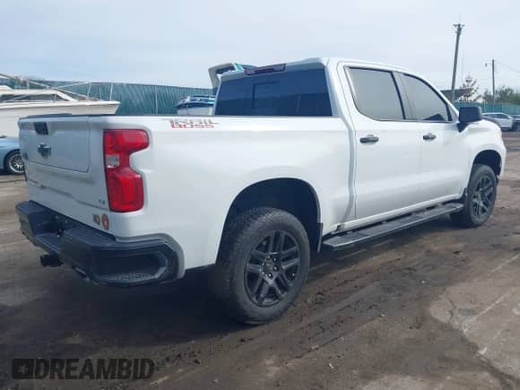 2024 Chevrolet Silverado 1500 LT Trail Boss z VIN 3GCUDFED9RG407845, wystawiony jako IAAI lot #41843864 z przebiegiem 14 058 mil mil oraz . Historia ofert i sprzedaży dostępna na DreamBid. Obrazek 4.