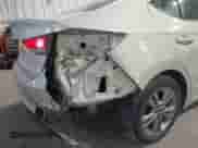 2017 Hyundai Elantra SE z VIN KMHD84LF3HU396099, wystawiony jako IAAI lot #41271998 z przebiegiem 81 633 mil mil oraz . Historia ofert i sprzedaży dostępna na DreamBid. Obrazek 19.