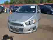 2013 Chevrolet Sonic LTZ z VIN 1G1JE5SB6D4141597, wystawiony jako IAAI lot #43482466 z przebiegiem 124 227 mil mil oraz . Historia ofert i sprzedaży dostępna na DreamBid. Obrazek 12.