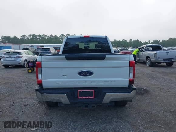 2018 Ford F-250 XL z VIN 1FT7W2BT1JEC39660, wystawiony jako IAAI lot #42953213 z przebiegiem 300 084 mil mil oraz . Historia ofert i sprzedaży dostępna na DreamBid. Obrazek 16.