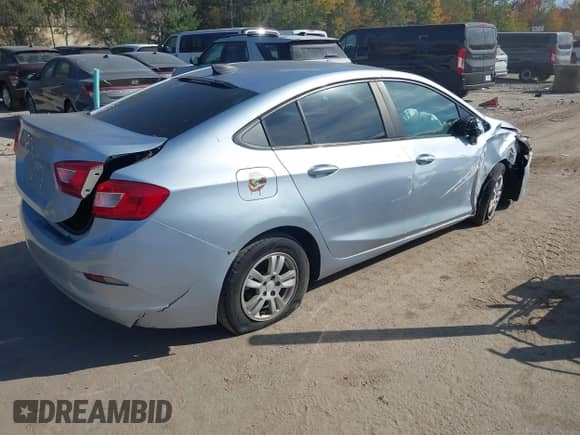 2017 Chevrolet Cruze LS z VIN 1G1BC5SMXH7143160, wystawiony jako IAAI lot #43407230 z przebiegiem 197 700 mil mil oraz . Historia ofert i sprzedaży dostępna na DreamBid. Obrazek 4.