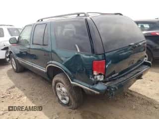 1997 Chevrolet Blazer LS z VIN 1GNDT13W9V2260978, wystawiony jako Copart lot #55020274 z przebiegiem 125 005 mil mil oraz Szkoda całkowita • Salvage title. Historia ofert i sprzedaży dostępna na DreamBid. Obrazek 2.