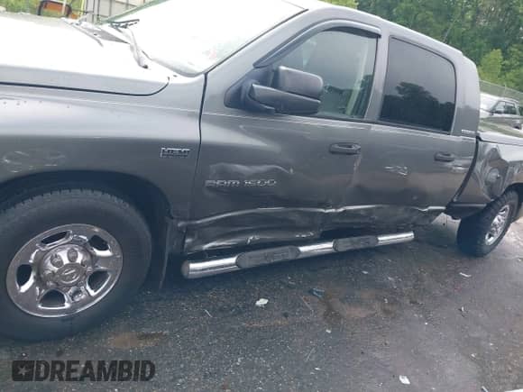 2007 Dodge 1500 SLT z VIN 3D7KR19D57G736423, wystawiony jako IAAI lot #42145607 z przebiegiem 298 274 mil mil oraz . Historia ofert i sprzedaży dostępna na DreamBid. Obrazek 6.