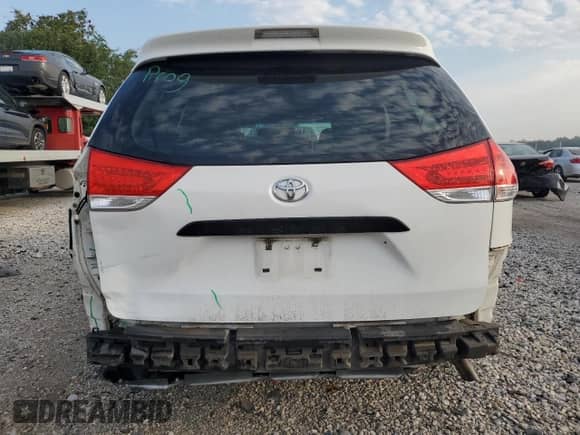 2013 Toyota Sienna L z VIN 5TDZK3DC8DS380473, wystawiony jako Copart lot #80876135 z przebiegiem 218 645 mil mil oraz Czysty tytuł • Clean title. Historia ofert i sprzedaży dostępna na DreamBid. Obrazek 6.