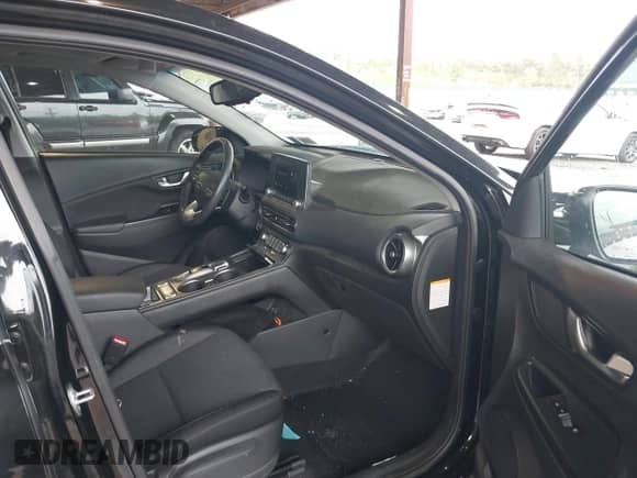 2022 Hyundai Kona SEL z VIN KM8K33AG7NU156867, wystawiony jako IAAI lot #42264472 z przebiegiem 26 042 mil mil oraz . Historia ofert i sprzedaży dostępna na DreamBid. Obrazek 5.