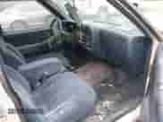 1997 Chevrolet Blazer LS z VIN 1GNDT13W3VK195996, wystawiony jako IAAI lot #41777945 z przebiegiem 203 430 mil mil oraz . Historia ofert i sprzedaży dostępna na DreamBid. Obrazek 5.