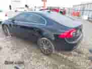 2017 Volvo S60 Inscription с VIN LYV402HKXHB126321, выставлен на аукционе IAAI как лот 42425194 с пробегом 175 975 миль миль и . История ставок и продаж доступна на DreamBid. Изображение 3.