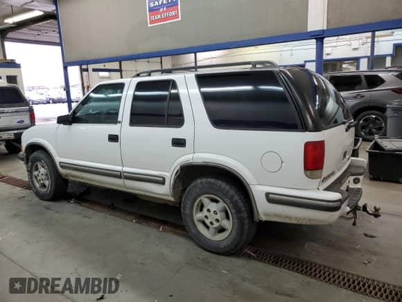 1998 Chevrolet Blazer LT z VIN 1GNDT13W4W2161227, wystawiony jako Copart lot #82557684 z przebiegiem Nie podano mil oraz Szkoda całkowita • Salvage title. Historia ofert i sprzedaży dostępna na DreamBid. Obrazek 2.