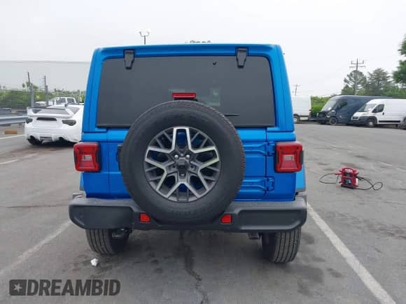 2024 Jeep Wrangler Sahara с VIN 1C4PJXEG9RW237526, выставлен на аукционе IAAI как лот 42112402 с пробегом 2 626 миль миль и . История ставок и продаж доступна на DreamBid. Изображение 16.
