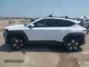 2025 Hyundai Kona SEL Convenience z VIN KM8HC3AB6SU234923, wystawiony jako IAAI lot #42886602 z przebiegiem Nie podano mil oraz . Historia ofert i sprzedaży dostępna na DreamBid. Obrazek 15.