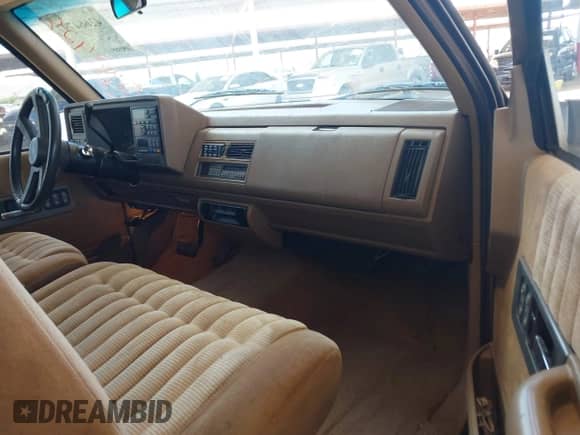 1994 GMC Sierra 1500 z VIN 2GTEC19K2R1548428, wystawiony jako IAAI lot #42664797 z przebiegiem 298 436 mil mil oraz . Historia ofert i sprzedaży dostępna na DreamBid. Obrazek 5.