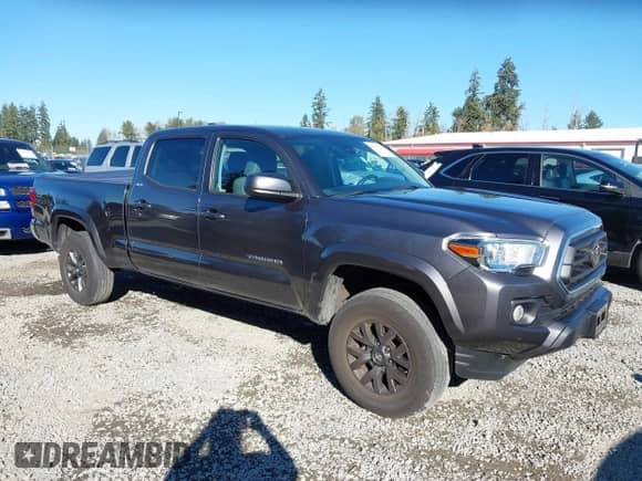 2021 Toyota Tacoma SR5 z VIN 3TMDZ5BN4MM106371, wystawiony jako IAAI lot #43451030 z przebiegiem 47 236 mil mil oraz . Historia ofert i sprzedaży dostępna na DreamBid. Obrazek 1.