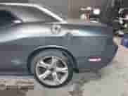 2013 Dodge Challenger SXT с VIN 2C3CDYAG5DH593050, выставлен на аукционе IAAI как лот 43392807 с пробегом 163 707 миль миль и . История ставок и продаж доступна на DreamBid. Изображение 17.