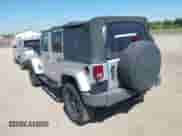 2007 Jeep Wrangler Unlimited Sahara z VIN 1J4GA591X7L101991, wystawiony jako IAAI lot #43233527 z przebiegiem 156 024 mil mil oraz . Historia ofert i sprzedaży dostępna na DreamBid. Obrazek 3.