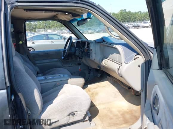 1998 Chevrolet Silverado 1500 z VIN 2GCEC19R7W1103854, wystawiony jako IAAI lot #43234033 z przebiegiem 276 944 mil mil oraz . Historia ofert i sprzedaży dostępna na DreamBid. Obrazek 5.