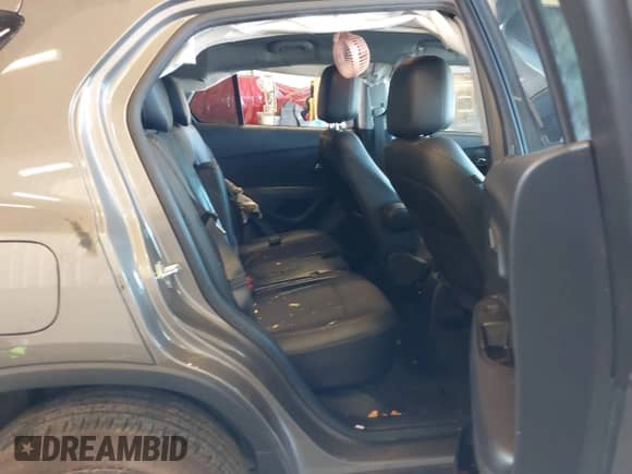 2021 Chevrolet Trax LT z VIN KL7CJLSB8MB358688, wystawiony jako IAAI lot #43028764 z przebiegiem 26 445 mil mil oraz . Historia ofert i sprzedaży dostępna na DreamBid. Obrazek 8.