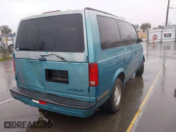 1996 Chevrolet Astro with VIN 1GNDM19W7TB170648, listed as a IAAI auction lot 41803162 with Not provided miles and . Bid and sale history available at DreamBid. Image 4.