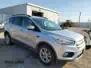 2018 Ford Escape SE z VIN 1FMCU9GD9JUB59314, wystawiony jako Copart lot #87107035 z przebiegiem 248 659 mil mil oraz Czysty tytuł • Clean title. Historia ofert i sprzedaży dostępna na DreamBid. Obrazek 4.