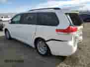 2014 Toyota Sienna XLE z VIN 5TDYK3DC0ES454692, wystawiony jako Copart lot #84995675 z przebiegiem 52 669 mil mil oraz Szkoda całkowita • Salvage title. Historia ofert i sprzedaży dostępna na DreamBid. Obrazek 2.