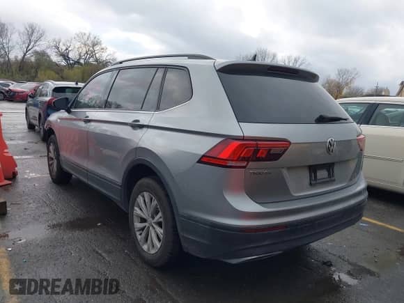 2020 Volkswagen Tiguan S с VIN 3VV1B7AX3LM127590, выставлен на аукционе IAAI как лот 40852532 с пробегом 62 465 миль миль и . История ставок и продаж доступна на DreamBid. Изображение 3.