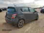 2018 Chevrolet Sonic LT z VIN 1G1JD6SH8J4103068, wystawiony jako Copart lot #64688945 z przebiegiem 103 351 mil mil oraz Szkoda całkowita • Salvage title. Historia ofert i sprzedaży dostępna na DreamBid. Obrazek 3.
