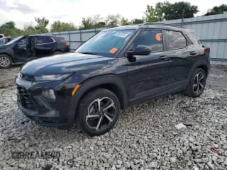 2021 Chevrolet TrailBlazer RS z VIN KL79MUSL9MB109946, wystawiony jako Copart lot #68692025 z przebiegiem Nie podano mil oraz Szkoda całkowita • Salvage title. Historia ofert i sprzedaży dostępna na DreamBid. Obrazek 1.