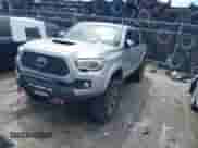2019 Toyota Tacoma SR z VIN 3TMCZ5AN8KM287646, wystawiony jako IAAI lot #42969397 z przebiegiem 100 562 mil mil oraz . Historia ofert i sprzedaży dostępna na DreamBid. Obrazek 2.