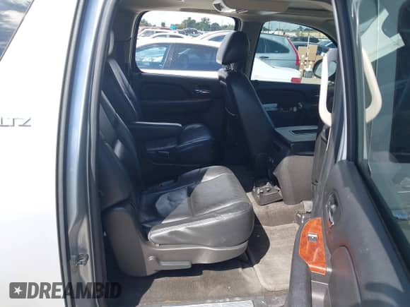 2013 Chevrolet Suburban LTZ z VIN 1GNSCKE04DR151162, wystawiony jako IAAI lot #43409568 z przebiegiem 224 131 mil mil oraz . Historia ofert i sprzedaży dostępna na DreamBid. Obrazek 8.