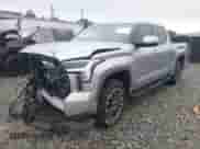 2024 Toyota Tundra Limited z VIN 5TFJA5DB2RX216804, wystawiony jako IAAI lot #42913960 z przebiegiem 13 394 mil mil oraz . Historia ofert i sprzedaży dostępna na DreamBid. Obrazek 2.