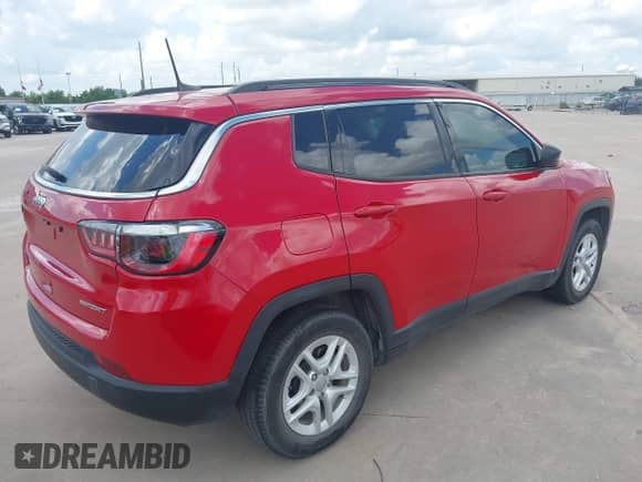 2020 Jeep Compass Sport z VIN 3C4NJCAB9LT250378, wystawiony jako IAAI lot #43165486 z przebiegiem 48 905 mil mil oraz . Historia ofert i sprzedaży dostępna na DreamBid. Obrazek 4.