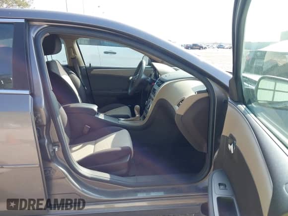 2010 Chevrolet Malibu 1LS z VIN 1G1ZB5EB8A4140602, wystawiony jako IAAI lot #43513094 z przebiegiem 98 957 mil mil oraz . Historia ofert i sprzedaży dostępna na DreamBid. Obrazek 5.