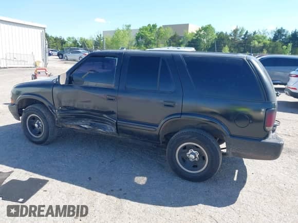 2002 Chevrolet Blazer LS z VIN 1GNCS13W62K105136, wystawiony jako IAAI lot #42087873 z przebiegiem 252 602 mil mil oraz . Historia ofert i sprzedaży dostępna na DreamBid. Obrazek 14.