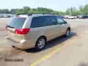 2006 Toyota Sienna XLE z VIN 5TDZA22CX6S545913, wystawiony jako IAAI lot #42901419 z przebiegiem 199 227 mil mil oraz . Historia ofert i sprzedaży dostępna na DreamBid. Obrazek 4.