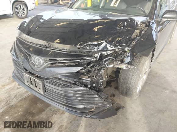 2020 Toyota Camry LE z VIN 4T1C11AKXLU363530, wystawiony jako IAAI lot #41670307 z przebiegiem 86 459 mil mil oraz . Historia ofert i sprzedaży dostępna na DreamBid. Obrazek 6.