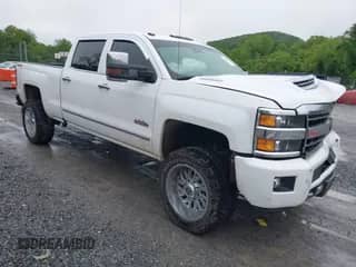 2019 Chevrolet Silverado 2500HD High Country z VIN 1GC1KUEY6KF247124, wystawiony jako IAAI lot #42364917 z przebiegiem 135 791 mil mil oraz . Historia ofert i sprzedaży dostępna na DreamBid. Obrazek 1.