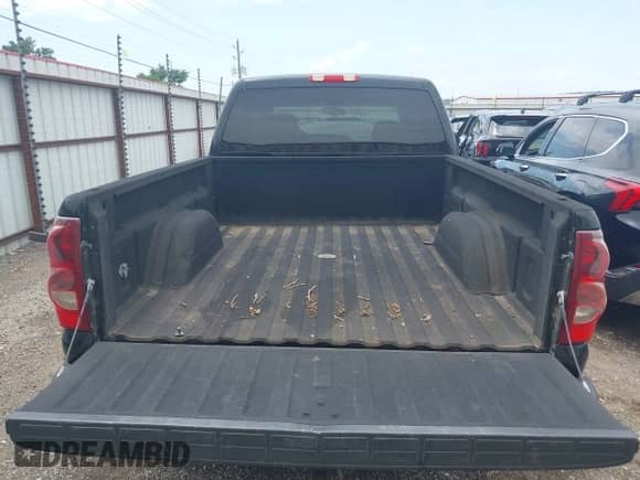 2003 Chevrolet Silverado 1500HD LS с VIN 1GCGC13UX3F240717, выставлен на аукционе IAAI как лот 42361171 с пробегом 153 176 миль миль и . История ставок и продаж доступна на DreamBid. Изображение 18.