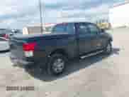 2012 Toyota Tundra z VIN 5TFRU5F11CX027728, wystawiony jako IAAI lot #43122765 z przebiegiem 196 119 mil mil oraz . Historia ofert i sprzedaży dostępna na DreamBid. Obrazek 4.