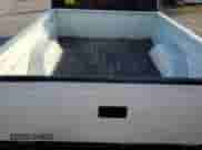 1989 GMC Sierra 1500 z VIN 1GTDC14K9KZ511666, wystawiony jako Copart lot #46428775 z przebiegiem 138 400 mil mil oraz Szkoda całkowita • Salvage title. Historia ofert i sprzedaży dostępna na DreamBid. Obrazek 10.