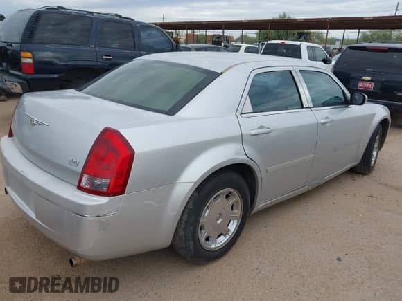 2005 Chrysler 300 Touring с VIN 2C3JA53G35H691703, выставлен на аукционе IAAI как лот 43226235 с пробегом 171 792 миль миль и . История ставок и продаж доступна на DreamBid. Изображение 4.